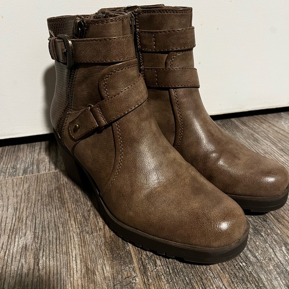 BareTraps Towanda Mushroom Booties with Buckle Detail. Size 8.5 - Picture 2 of 11
